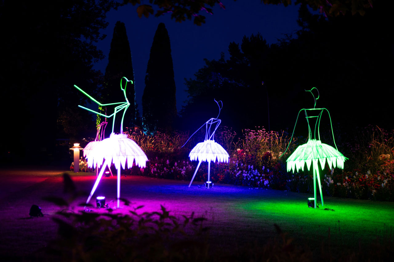 „Illumination – Lichtzauber im Park“ gehört alljährlich zu den Höhepunkten der Veranstaltungen im Park der Gärten in Bad Zwischenahn. Vom 8. August bis zum 10. September 2025 erstrahlt das Gelände in allen Farben. In diesem Zeitraum ist die Kasse bis 22 Uhr und der Park ist bis Mitternacht geöffnet.