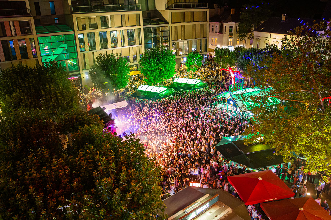 Die Innenstadt verwandelt sich Ende August wieder in eine Festivalmeile. Erwartet werden über 300.000 Besucher/innen beim Oldenburger Stadtfest.
