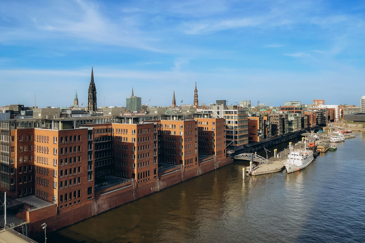Deutschlands Städte stehen vor der Herausforderung, sich nachhaltig zu entwickeln und gleichzeitig den steigenden Energiebedarf zu decken. Die Solartechnologie spielt hierbei eine zentrale Rolle.