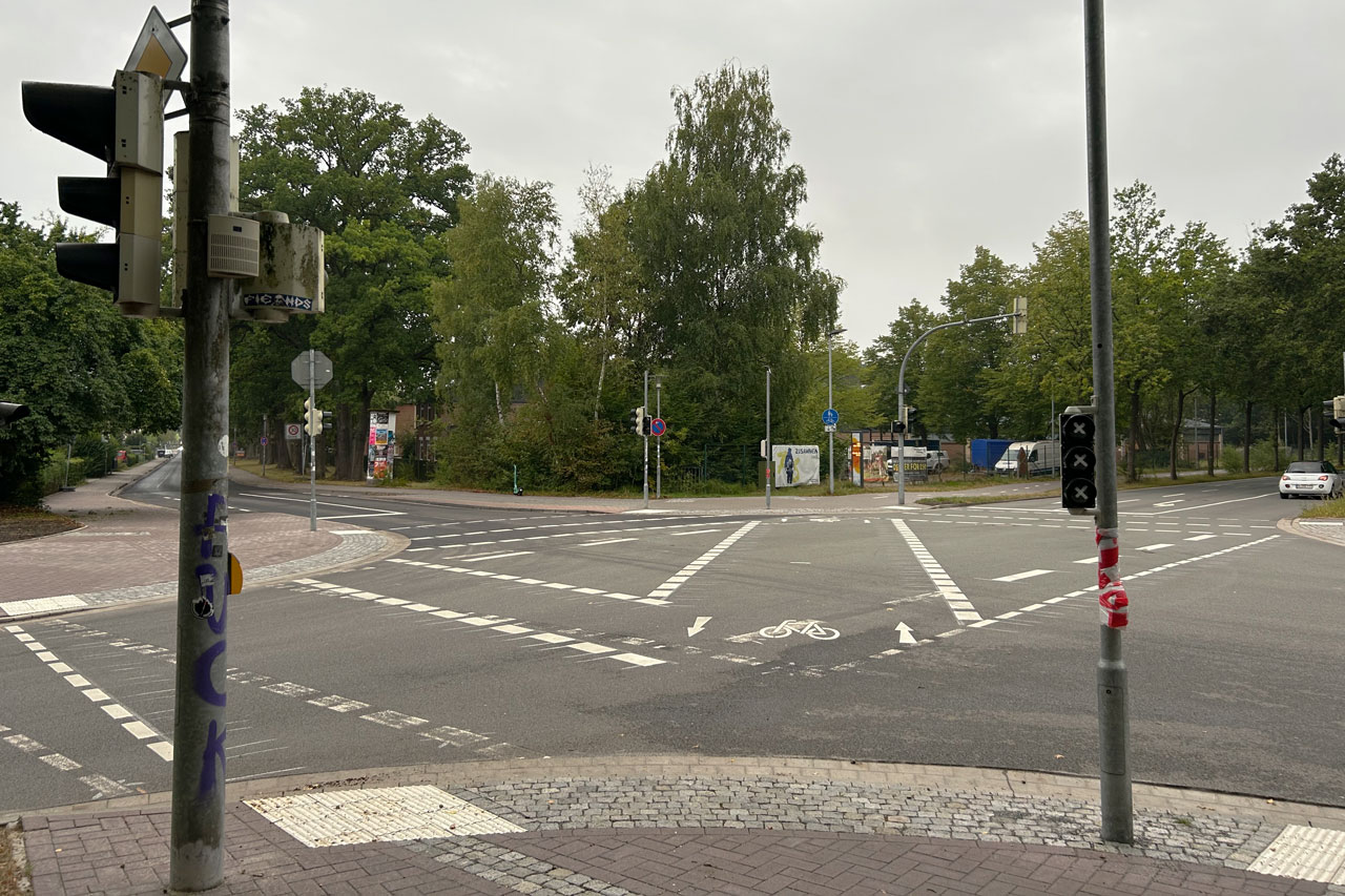 Die diagonale Querung soll Radfahrer/innen am Infanterieweg bald Zeit sparen.