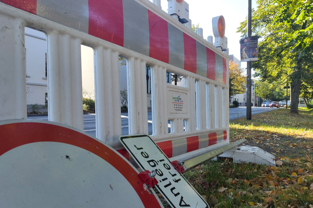 Die Absperrungen für den Umzug stehen schon am Straßenrand.