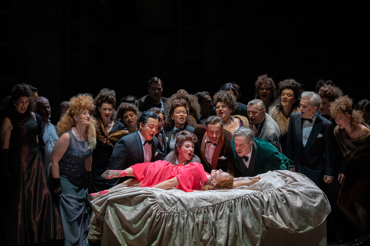 Die italienische Oper „La Traviata“ von Giuseppe Verdi feierte zur Spielzeiteröffnung 2025/26 im Großen Haus des Oldenburgischen Staatstheaters eine gelungene Premiere.