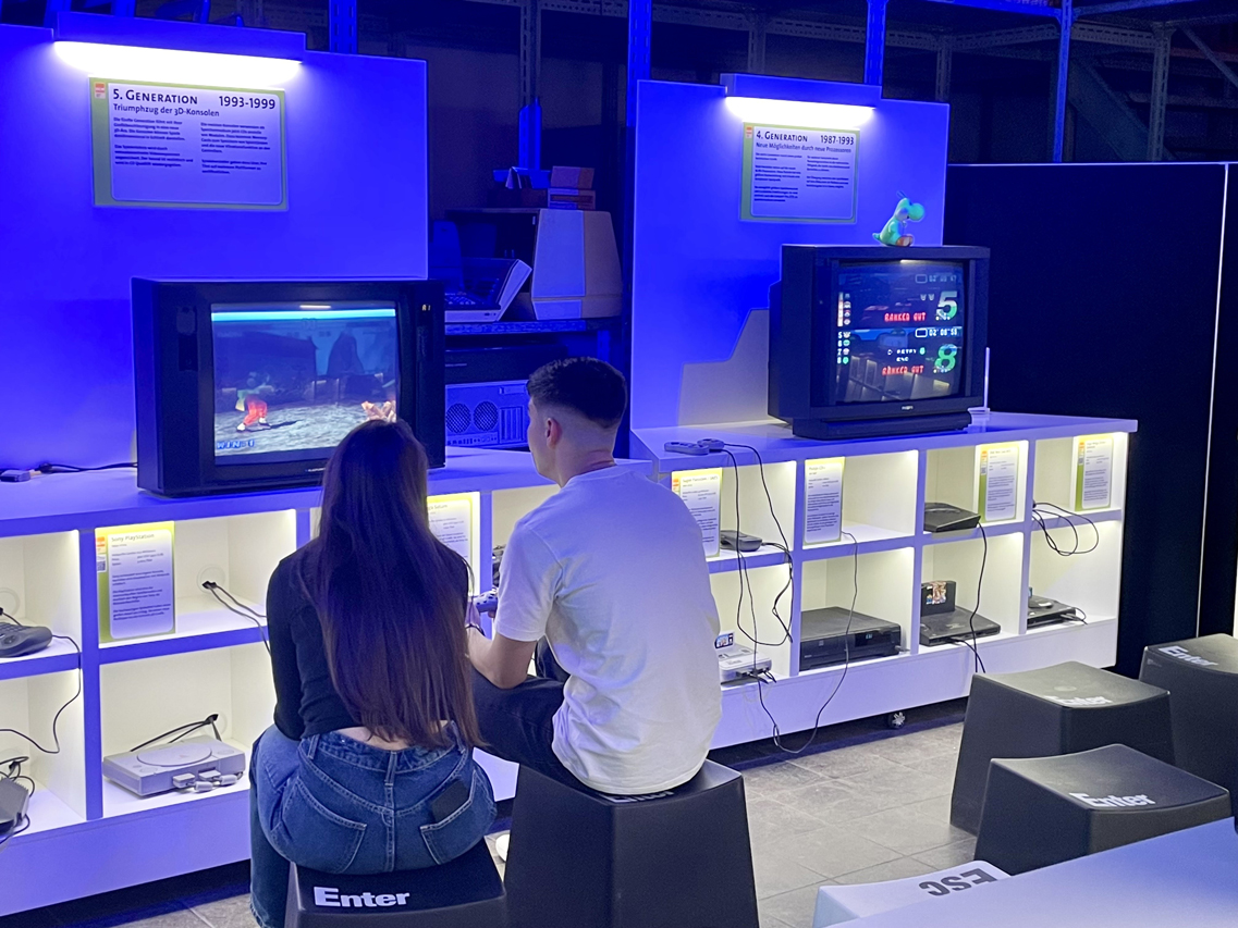 Im Oldenburger Computer-Museum gehört Künstliche Intelligenz von ihren Anfängen bis heute zum Alltag und kommt auf vielfältige und vor allem spielerische Weise zum Einsatz. Der interaktive Workshop „Die Welt der generativen KI – ein interaktiver Rundumschlag“ am Mittwoch, 22. Oktober, 2025 will unterhaltsam informieren, aufklären und Grenzen aufzeigen. Foto: Volker Schulze