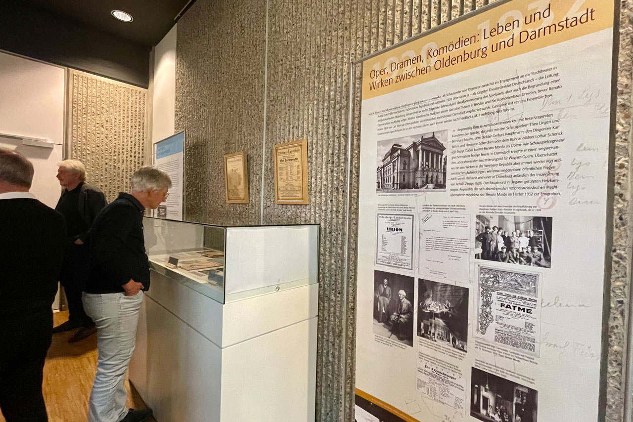 Die Ausstellung gibt Einblicke in Mordos Leben.