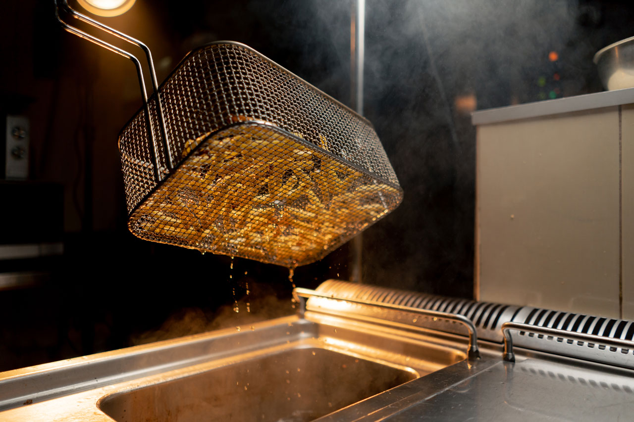 Fettabscheider spielen eine entscheidende Rolle im Umgang mit fett- und ölhaltigem Abwasser, das vor allem in gastronomischen Betrieben und Lebensmittelverarbeitungsanlagen anfällt.