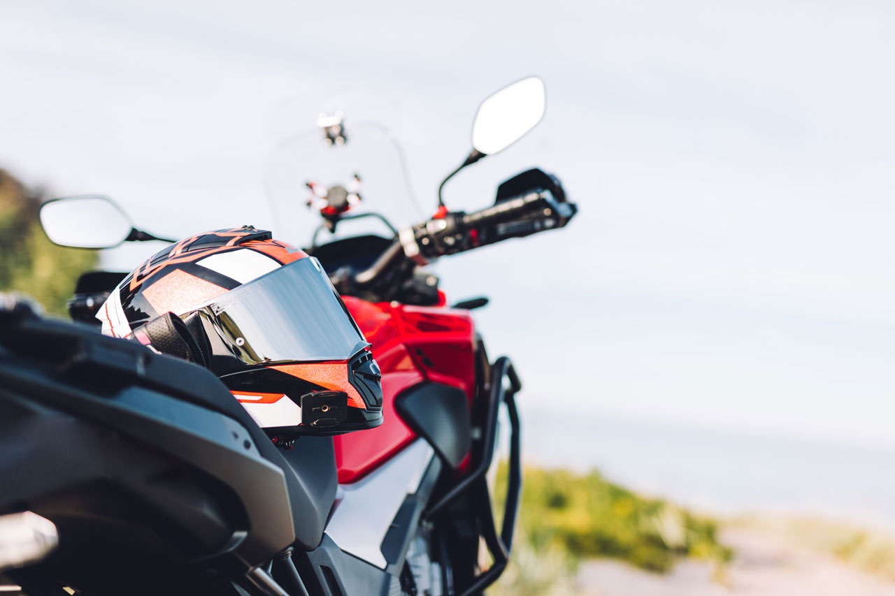 Ein Motorrad steht für Freiheit, Geschwindigkeit und das besondere Gefühl, Teil der Straße zu sein.