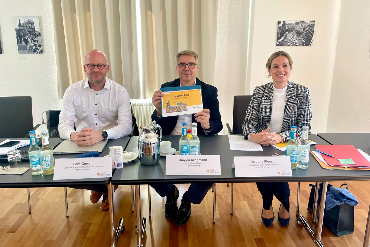 Lars Gewald (Leiter des Amtes für Controlling und Finanzen), Oberbürgermeister Jürgen Krogmann und Finanzdezernentin Julia Figura stellen den Haushaltsentwurf 2026 vor.