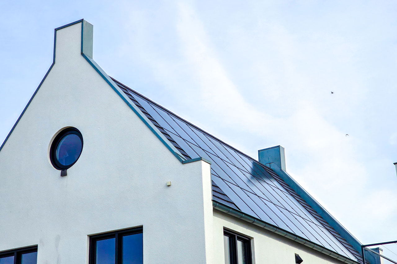 Wer heute über eine Solaranlage nachdenkt, stößt schnell auf das Thema Förderungen und Zuschüsse.