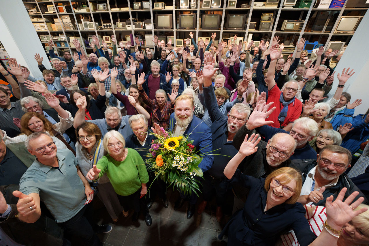 Rückenwind für den Kandidaten: Ulf Prange (mit Blumen) im Jubel des Parteitages. Vorn rechts die Vorsitzende Nicole Piechotta.
