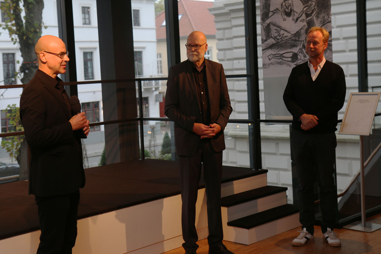 Kurator Torsten Isreal (links) eröffnet gemeinsam mit Professor Dr. Uwe Meiners, Präsident der Oldenburgischen Landschaft sowie Georg Heckel, Generalintendant Oldenburgisches Staatstheater, die Ausstellung „Renato Mordo: Jüdisch, griechisch, deutsch zugleich – ein Künstlerleben im Zeitalter der Moderne“ im Foyder des Großen Hauses im Oldenburgischen Staatstheater