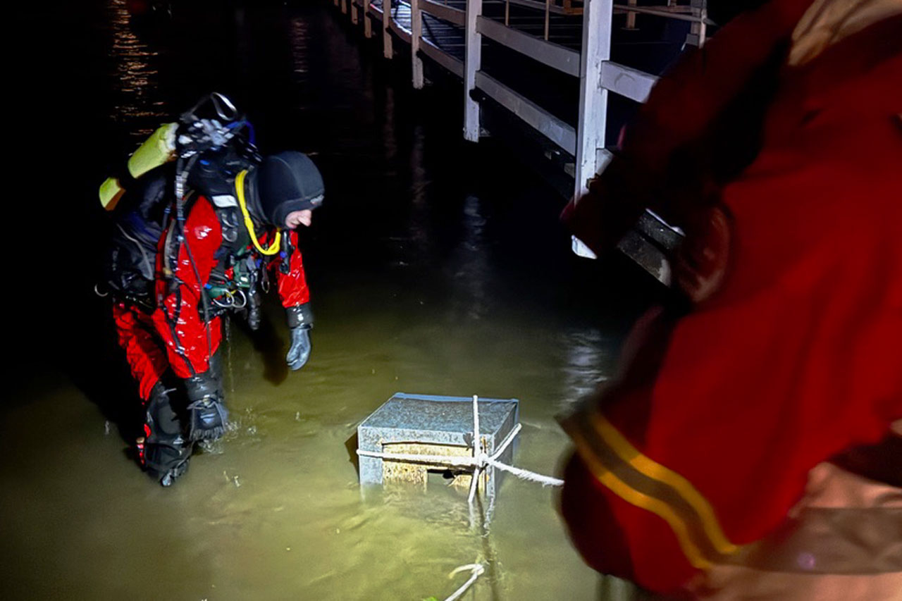 In den Abendstunden des 27. Oktober konnte ein Team von Taucher/innen mehrere Geldschränke sicherstellen. Sie waren zuvor gewaltsam geöffnet worden.