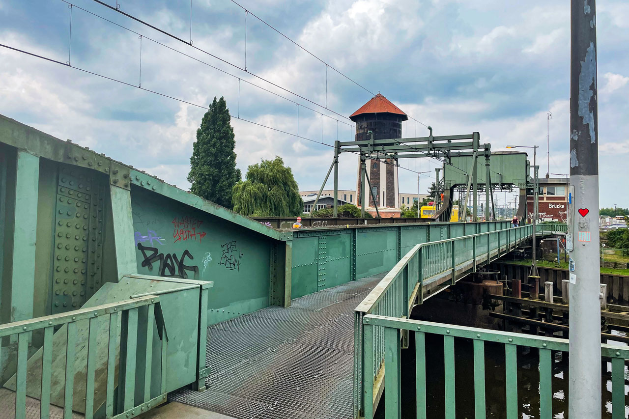 Die Eisenbahnklappbrücke in Oldenburg hat ihre besten Tage schon gesehen.