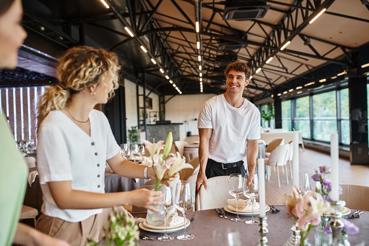 Für Gastronomie, Hotellerie und andere personalintensive Branchen sind steigende Kosten nur ein Teil der Belastung.