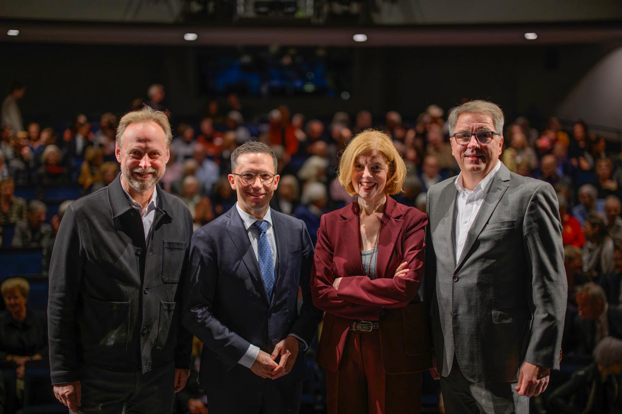 Generalintendant Georg Heckel, Niedersächsischer Minister für Wissenschaft und Kultur Falko Mohrs, Museumsleiterin Jutta Moster-Hoos und Oberbürgermeister Jürgen Krogmann bei der Jubiläumsgala im Oldenburgischen Staatstheater.