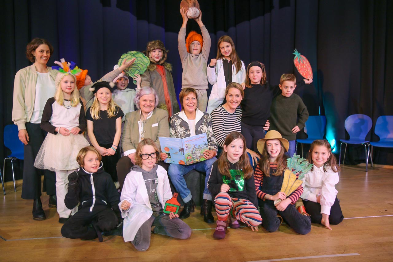 Freude bei der Kibum-Eröffnung im PFL: Schirmfrau Judith Rakers, Bürgermeisterin Christine Wolff, Universitätsvizepräsidentin Professor Dr. Katharina Al-Shamery sowie Kinder der Seesternklasse der Grundschule Bürgeresch.
