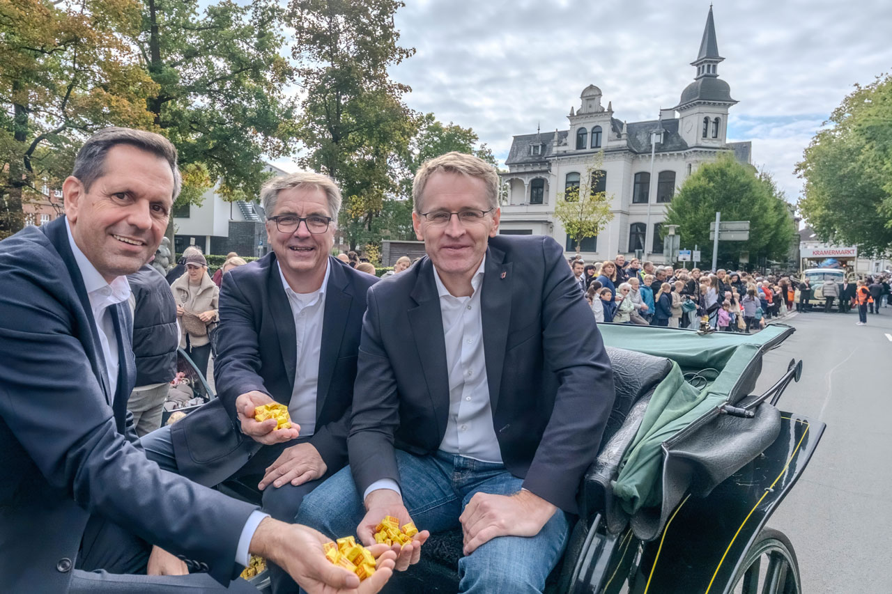 Eingerahmt von zwei Ministerpräsidenten beim diesjährigen Kramermarktsumzug: Oberbürgermeister Jürgen Krogmann mit Olaf Lies (links) und Daniel Günther (rechts). Beim Gröönkohl-Äten in Berlin gibt es ein Wiedersehen.