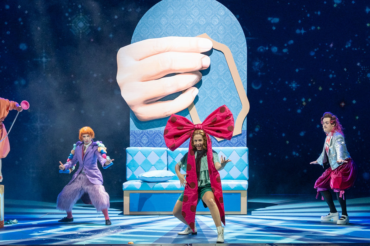 „Die Schöne und das Biest“ ist noch bis einschließlich 4. Januar  in der äußerst gelungenen Inszenierung von Krystyn Tuschhoff im Großen Haus des Oldenburgischen Staatstheaters zu sehen.