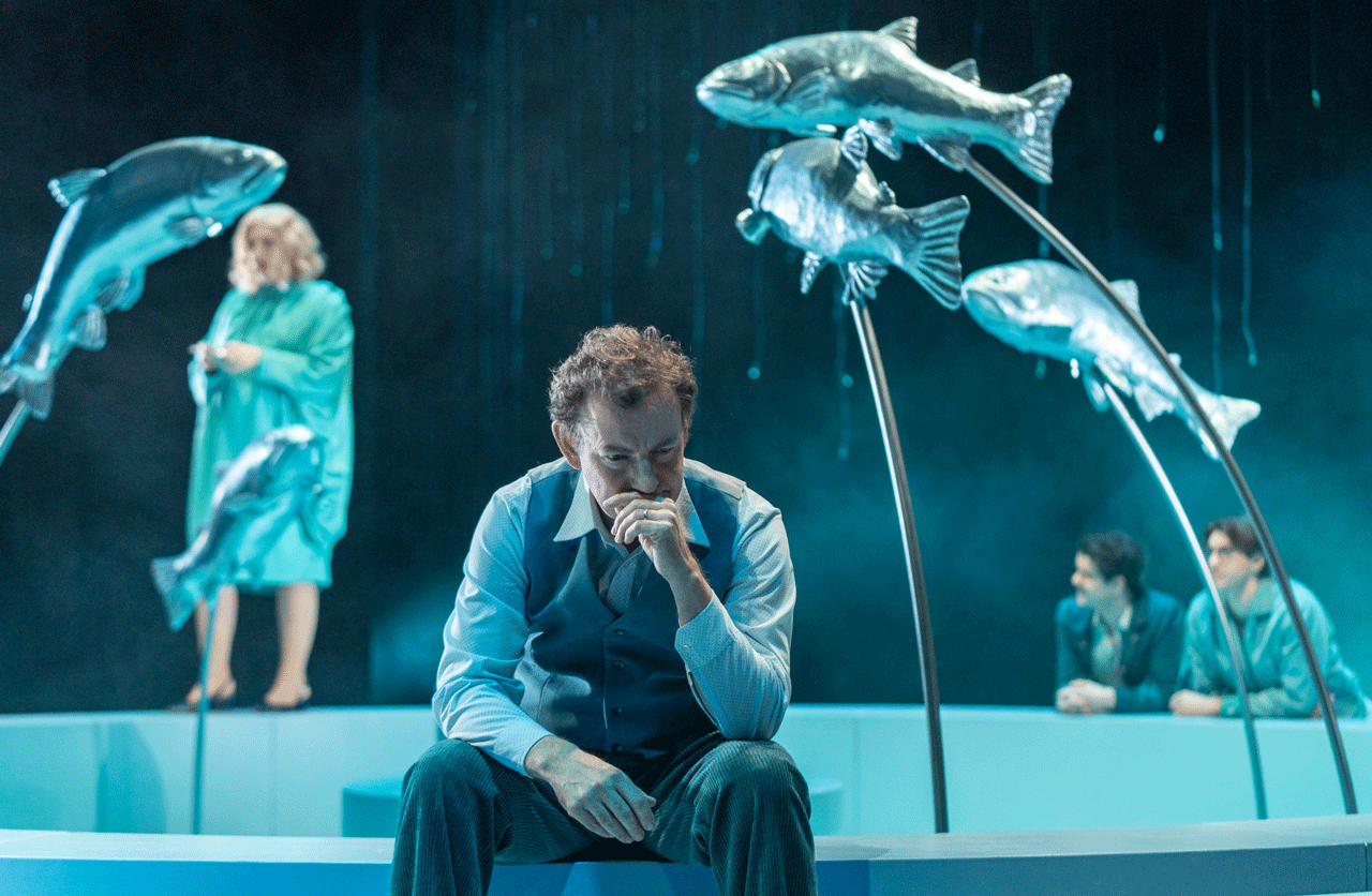 „Der Volksfeind“ von Henrik Ibsen mit Klaas Schramm (vorne) als Badearzt Tomas Stockmann ist derzeit im Kleinen Haus des Oldenburgischen Staatstheaters zu sehen. Die Inszenierung von Regisseurin Milena Paulovics bietet einen spannenden und aktuellen Theaterabend.