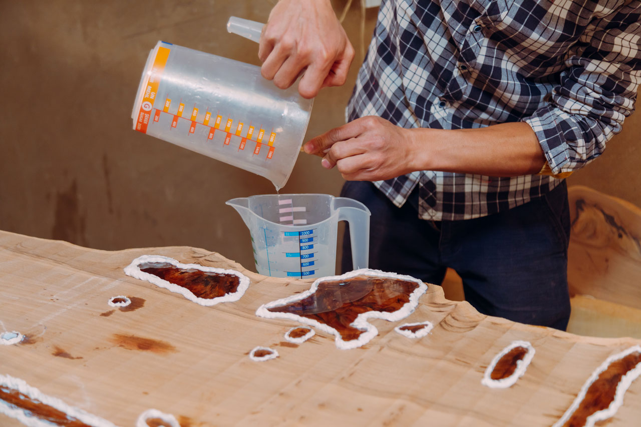 Epoxidharze faszinieren, weil sie zwei Welten miteinander verbinden: die nüchterne Präzision von Chemie und Technik auf der einen Seite und die kreative Freiheit von Design, Kunst und Handwerk auf der anderen.