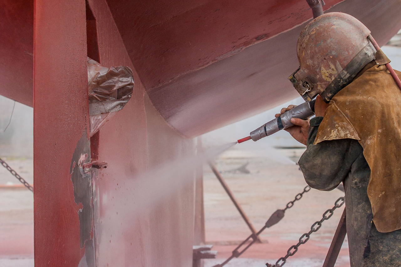 Beim Trockeneisstrahlen handelt es sich um ein Reinigungsverfahren, bei dem kleine Pellets aus gefrorenem Kohlendioxid (CO2) als Strahlmittel verwendet werden.