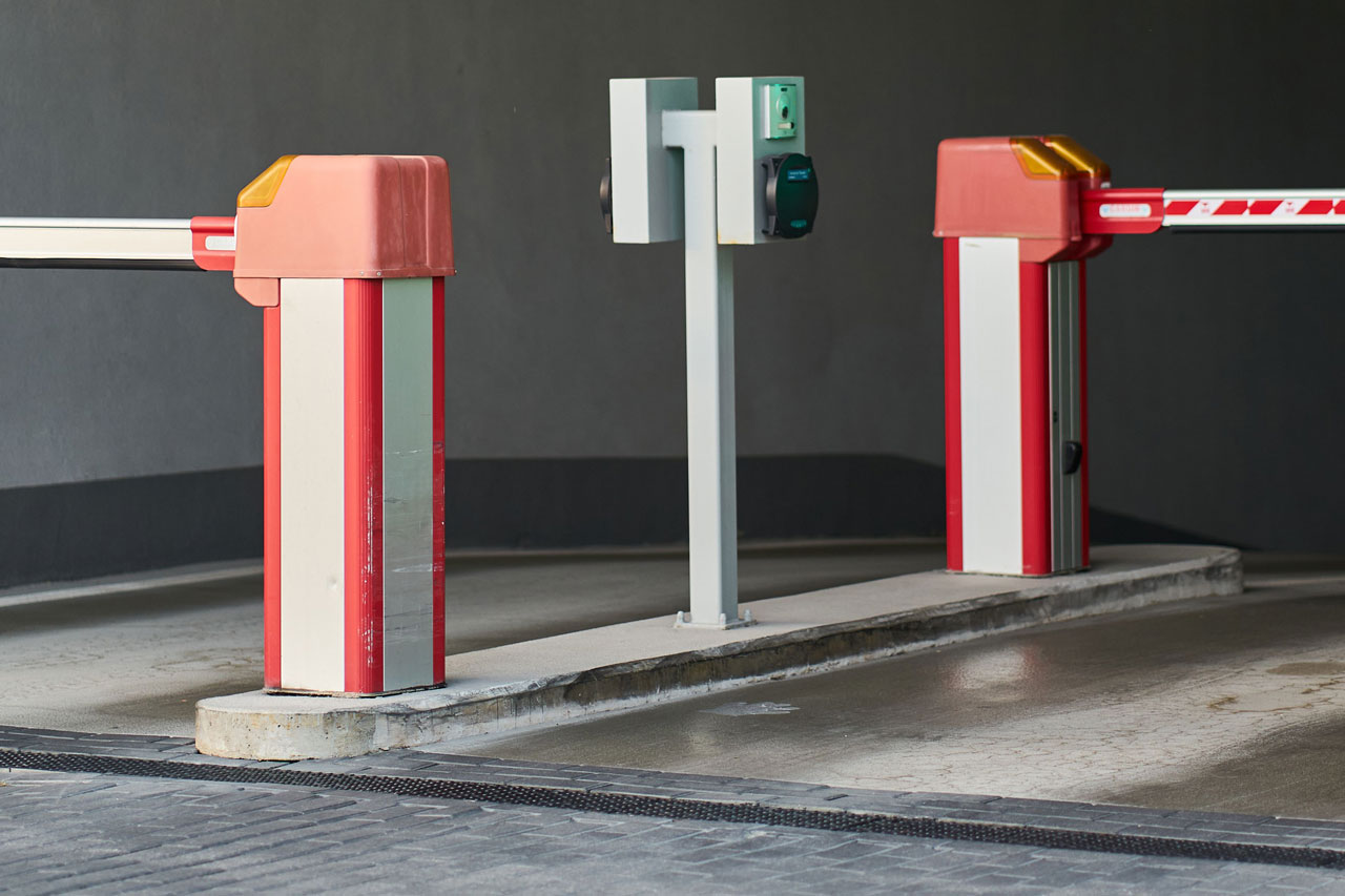 Die automatische Schranke ist ein zentrales Element, weil sie Sicherheit, Verkehrsfluss und Dokumentation in einem System bündelt.