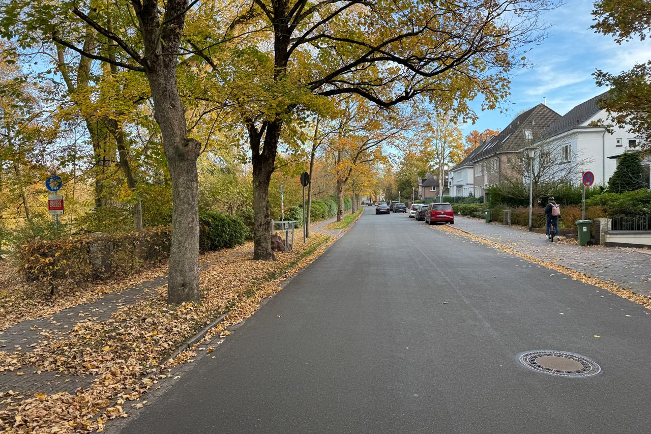 Anfang Januar 2026 wird der Abschnitt der Tirpitzstraße vom Kreuzungspunkt Tappenbeckstraße bis zur Hausnummer 33 vollständig erneuert.
