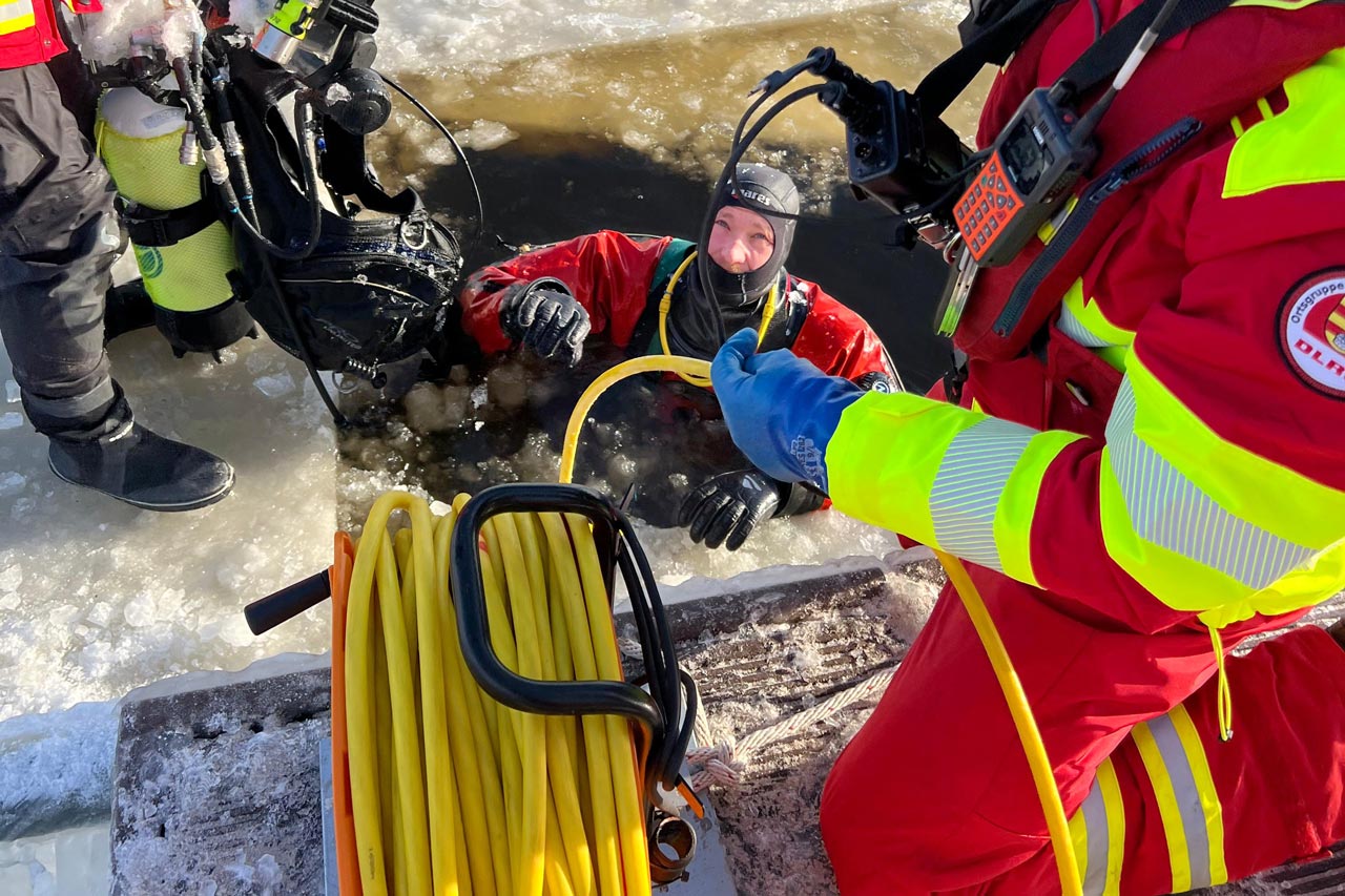 Bei 2 Grad Wassertemperatur ins Zwischenahner Meer. Die Taucher der DLRG haben die eisige Zeit für eine Übung genutzt.