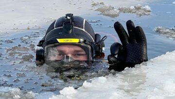 eistaucher-im-wasser