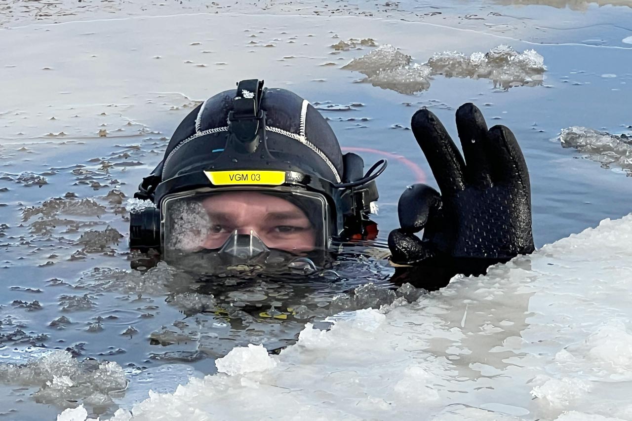 Die Sicherheit geht vor – das gilt auch für die Eistaucher beim Probetauchen.