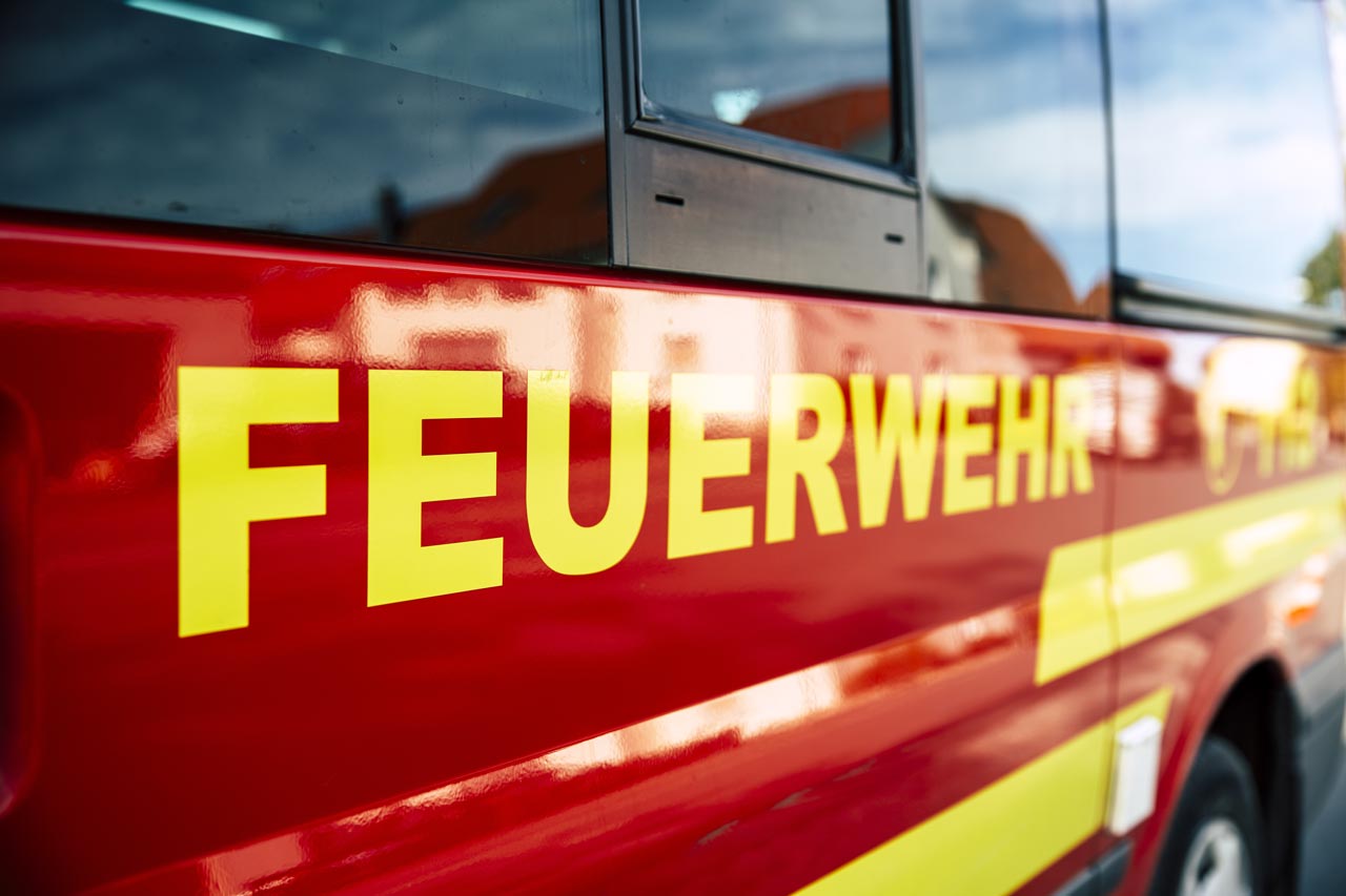Feuerwehrleute im Einsatz – die Stadt prüft interne Maßnahmen nach Hinweisen auf mögliche diskriminierende Äußerungen innerhalb der Freiwilligen Feuerwehr.
