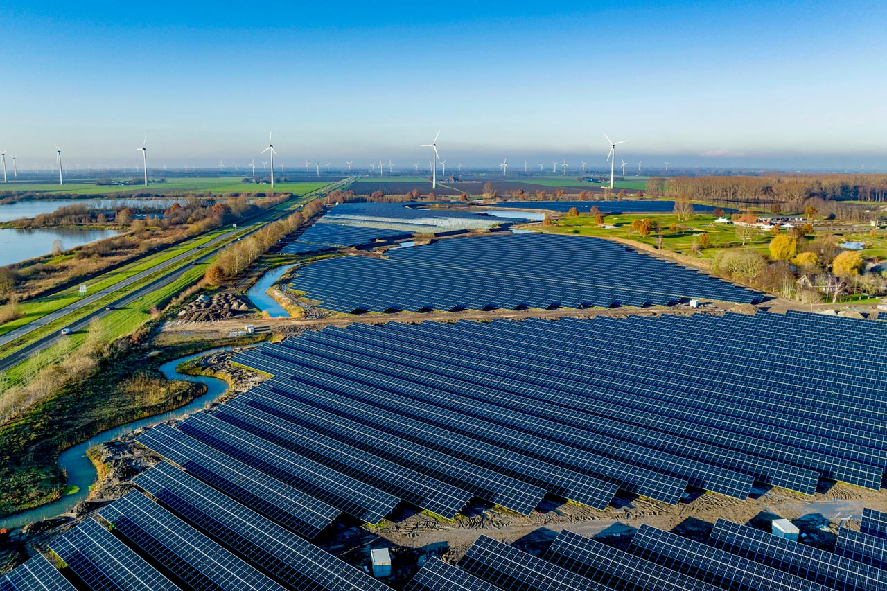 Unternehmen, die eine PV-Anlage für ihr Gewerbe kaufen, sichern sich langfristig stabile Energiekosten und mehr Unabhängigkeit vom Strommarkt.