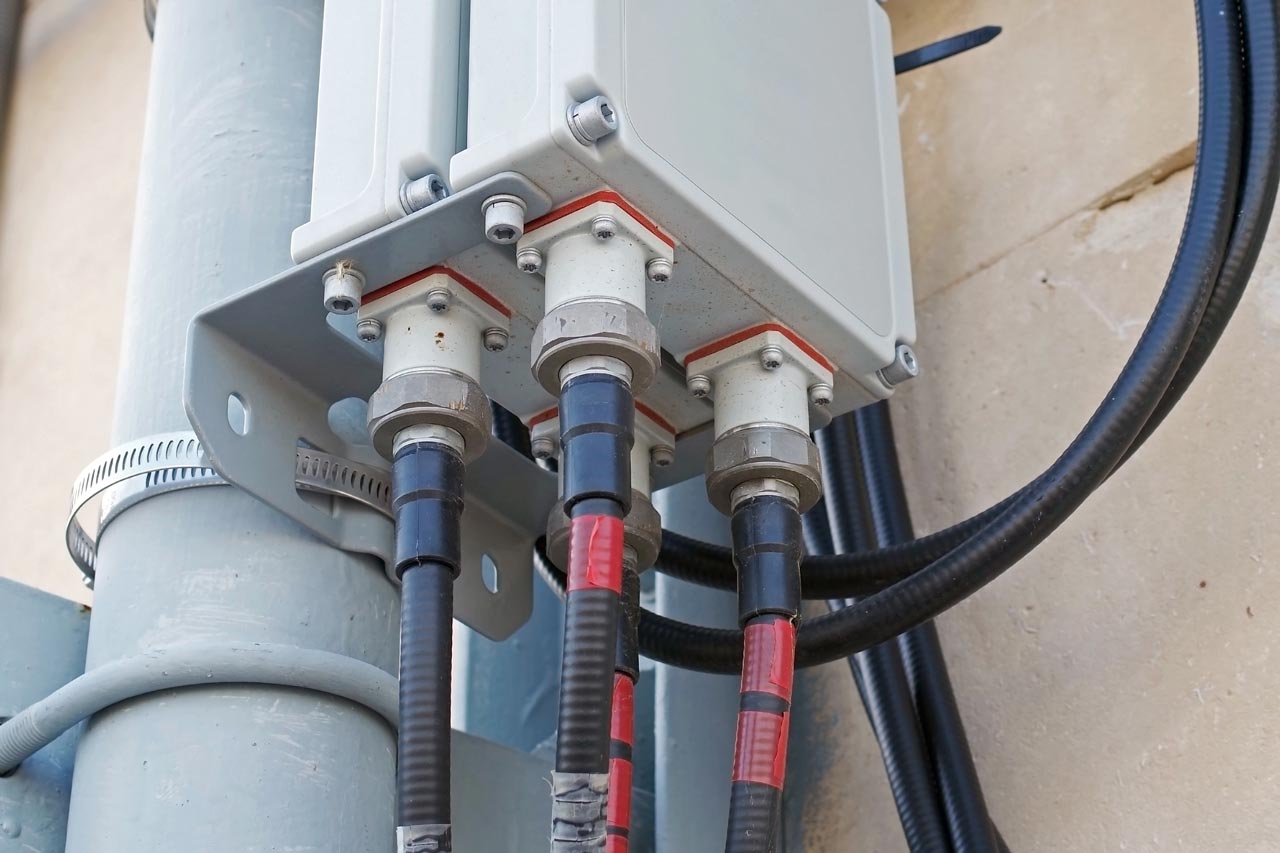 Die Auswahl geeigneter Kabelverschraubungen muss immer auf Umgebungseinflüssen, Zulassungen, Materialkombinationen und Kabeltyp basieren.