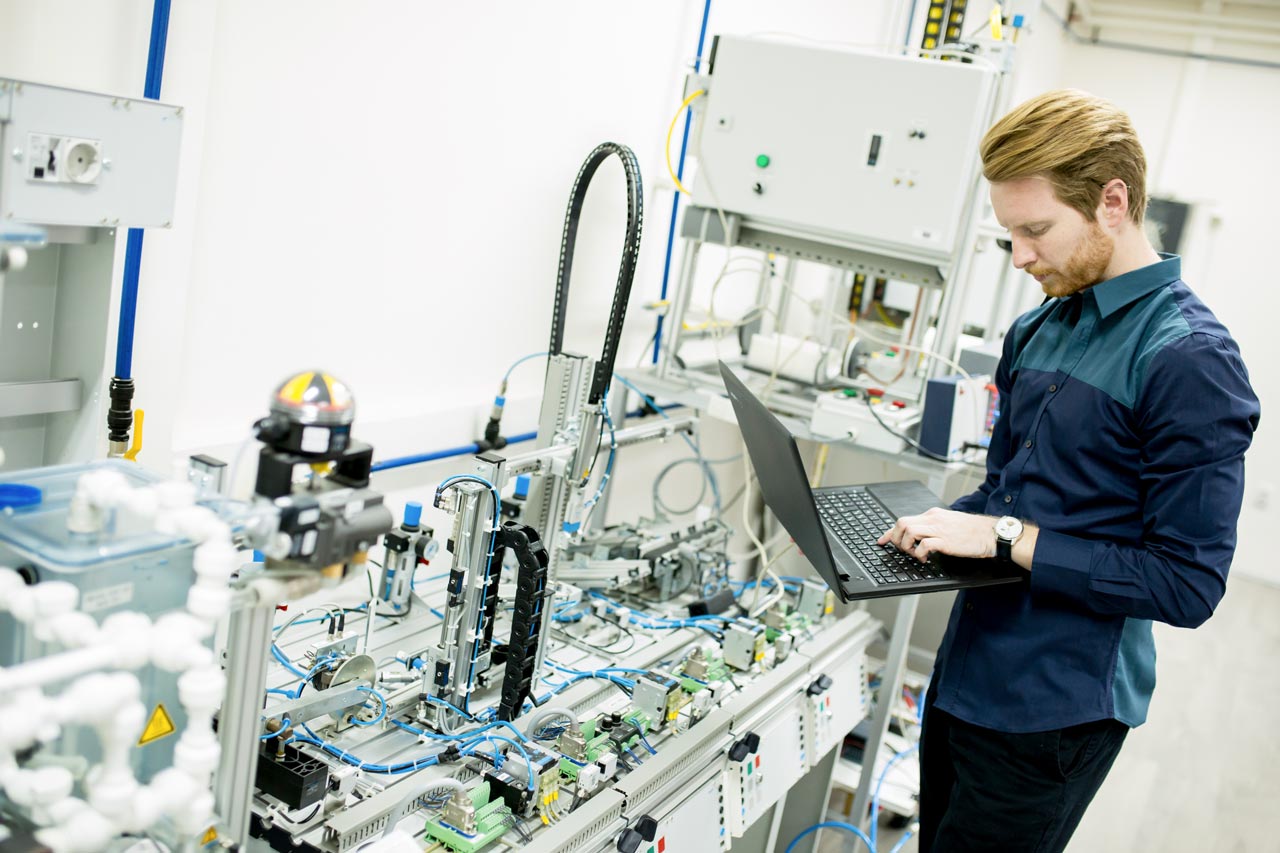 Ein Manufacturing Execution System ist ein computergestütztes System, das in der Produktion eingesetzt wird, um den Ablauf von der Rohmaterialverarbeitung bis zum fertigen Produkt zu steuern und zu überwachen.