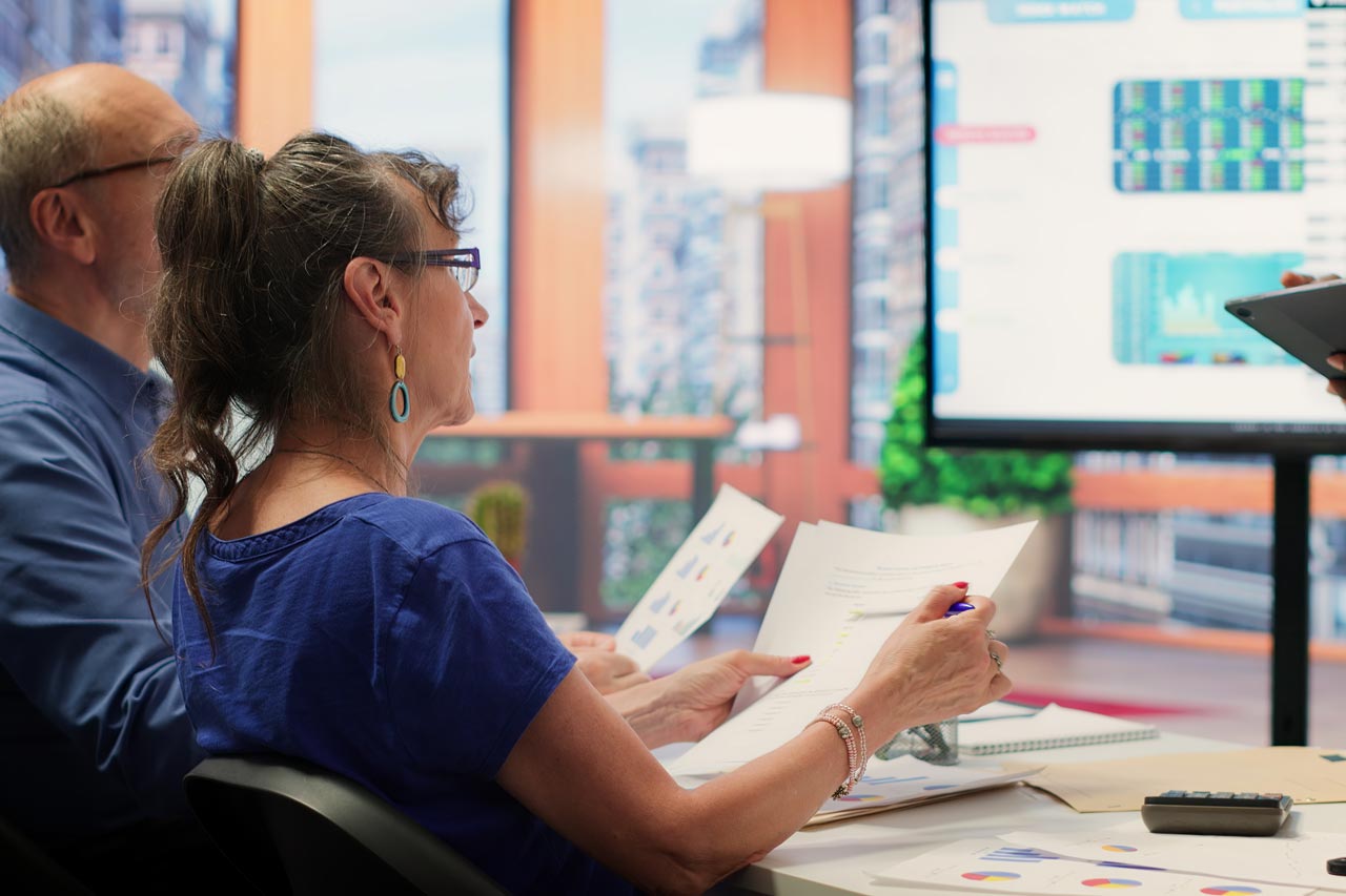 Algorithmen verändern den Journalismus grundlegend, weil sie Themen finden, Inhalte sortieren und Texte automatisch erzeugen können.