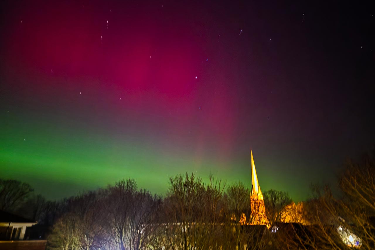 Aus Oldenburg hat uns Nicole Krone ein Foto vom Himmel über der Ohmsteder Kirche geschickt.