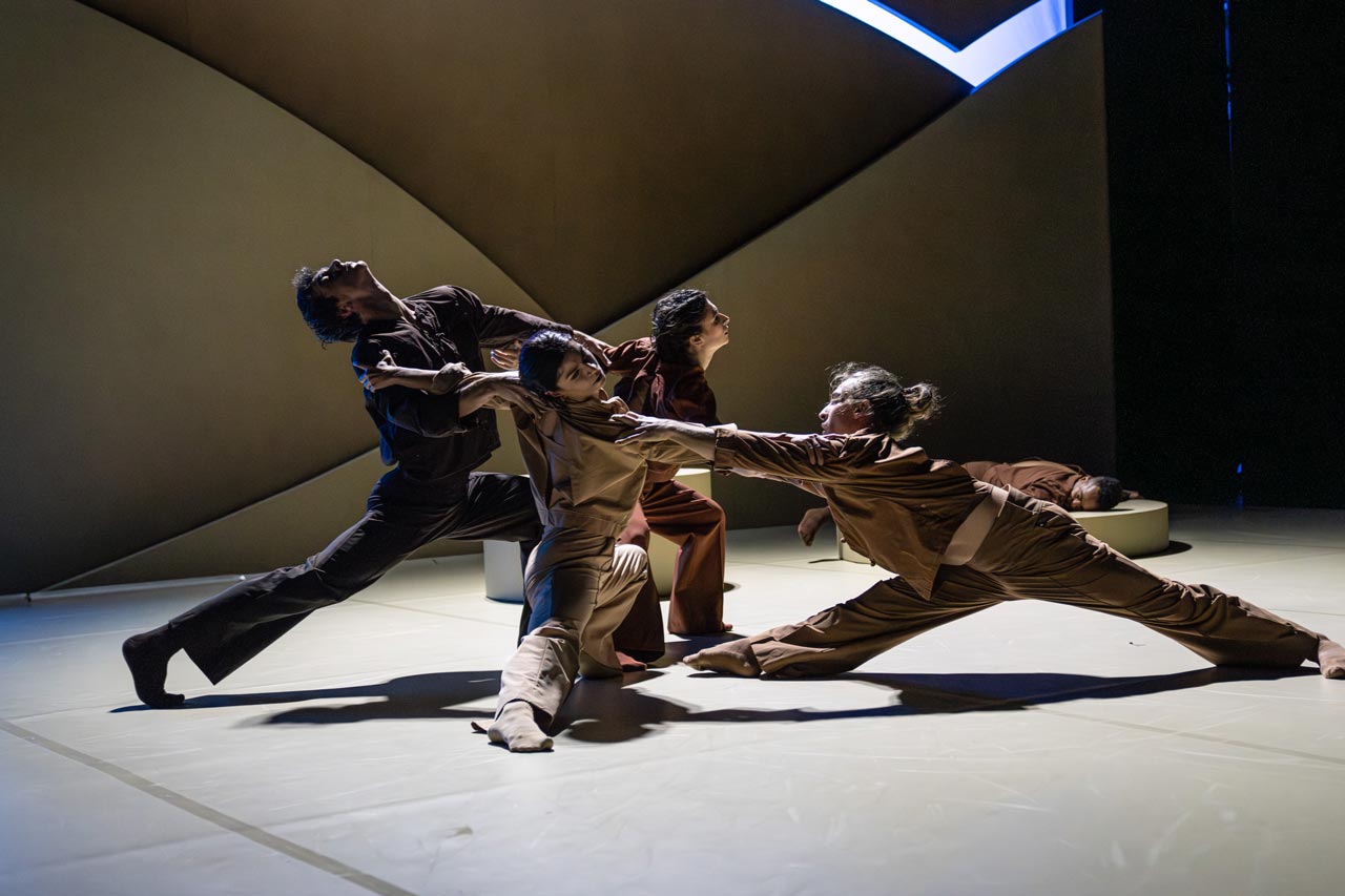 Die Choreografie „so fragil“ von Guillaume Hulot eröffnet den dreiteiligen Tanzabend „Demo-Mode“ der BallettCompagnie Oldenburg im Kleinen Haus des Oldenburgischen Staatstheaters. Zwei weitere choreografische Uraufführungen stammen von Nicol Omezzolli und Alice Topp.