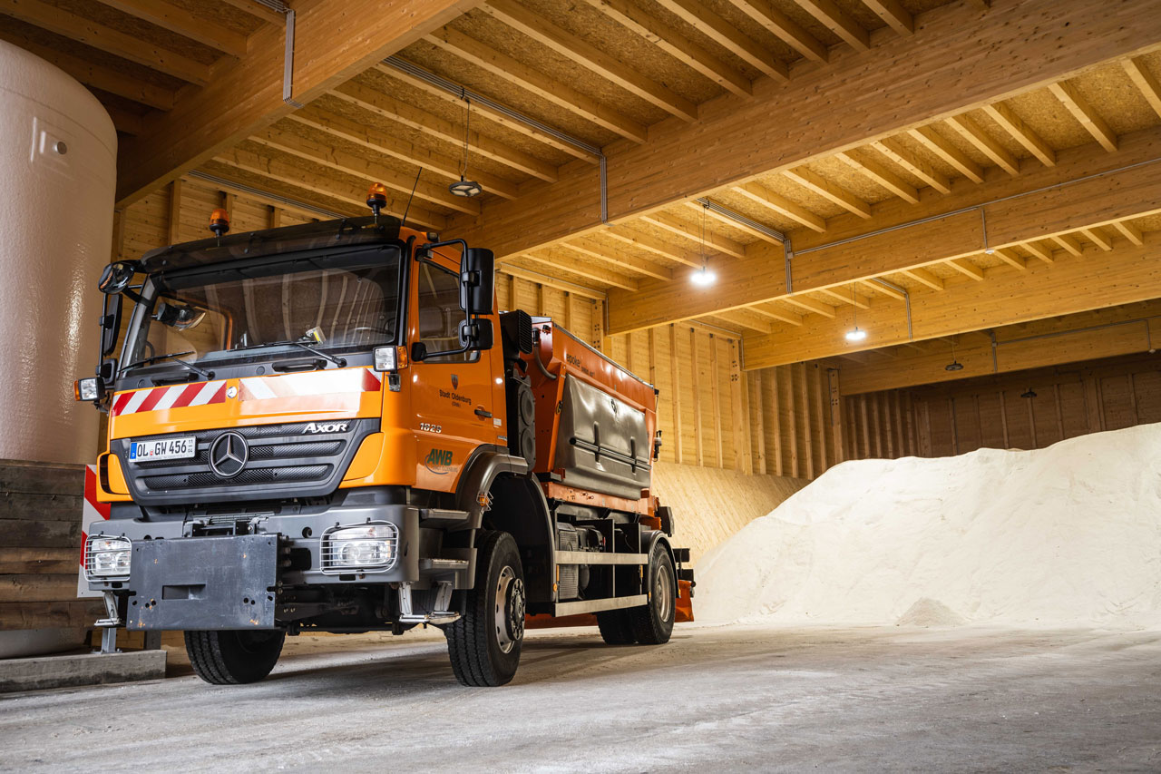 Ein Streufahrzeug des AWB wird mit Streusalz beladen.