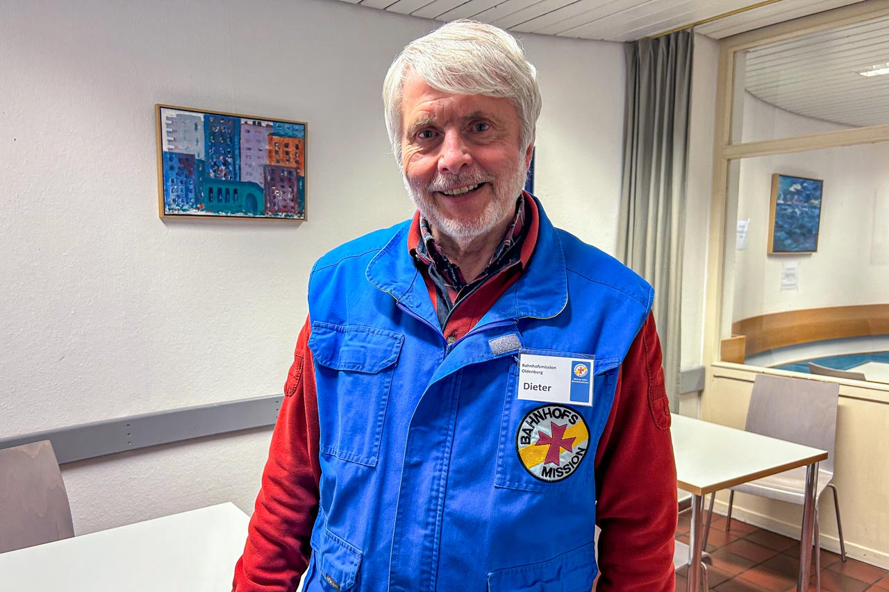 Dieter Brüggemann (77) ist seit Februar 2008 Teil der Bahnhofsmission Oldenburg.