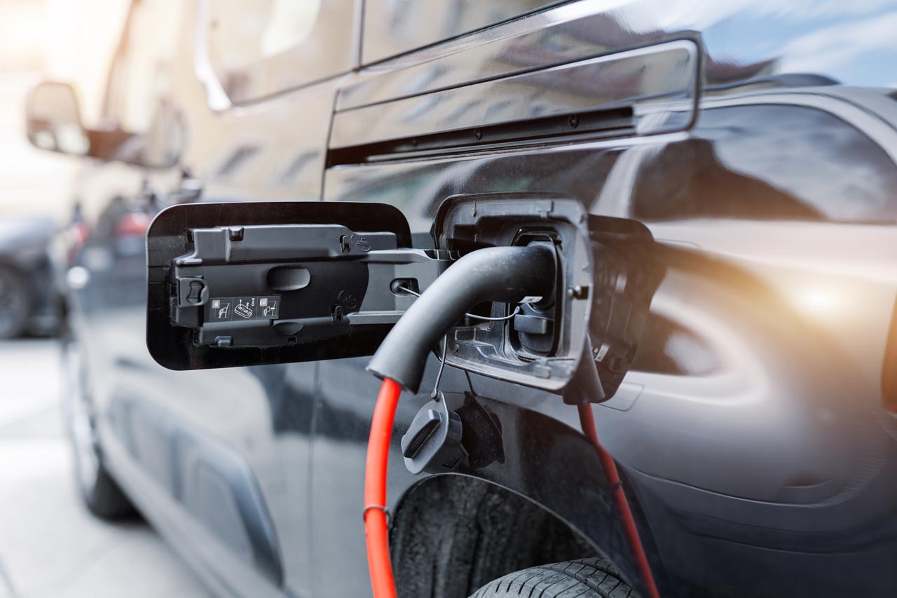 Wie funktioniert das Laden eines Elektroautos zu Hause und unterwegs?