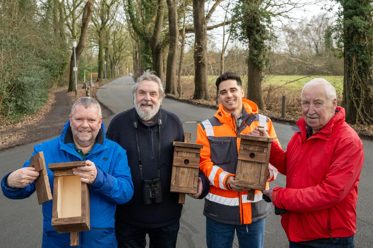 Rüdiger Wohlers (NABU), Jörg Grützmann (Ornithologische Arbeitsgemeinschaft), Gabriel Kaya (Fachdienst Stadtgrünpflege) und Rolf Grösch (NABU) bauten die ersten Nistkästen im Drögen-Hasen-Weg an.