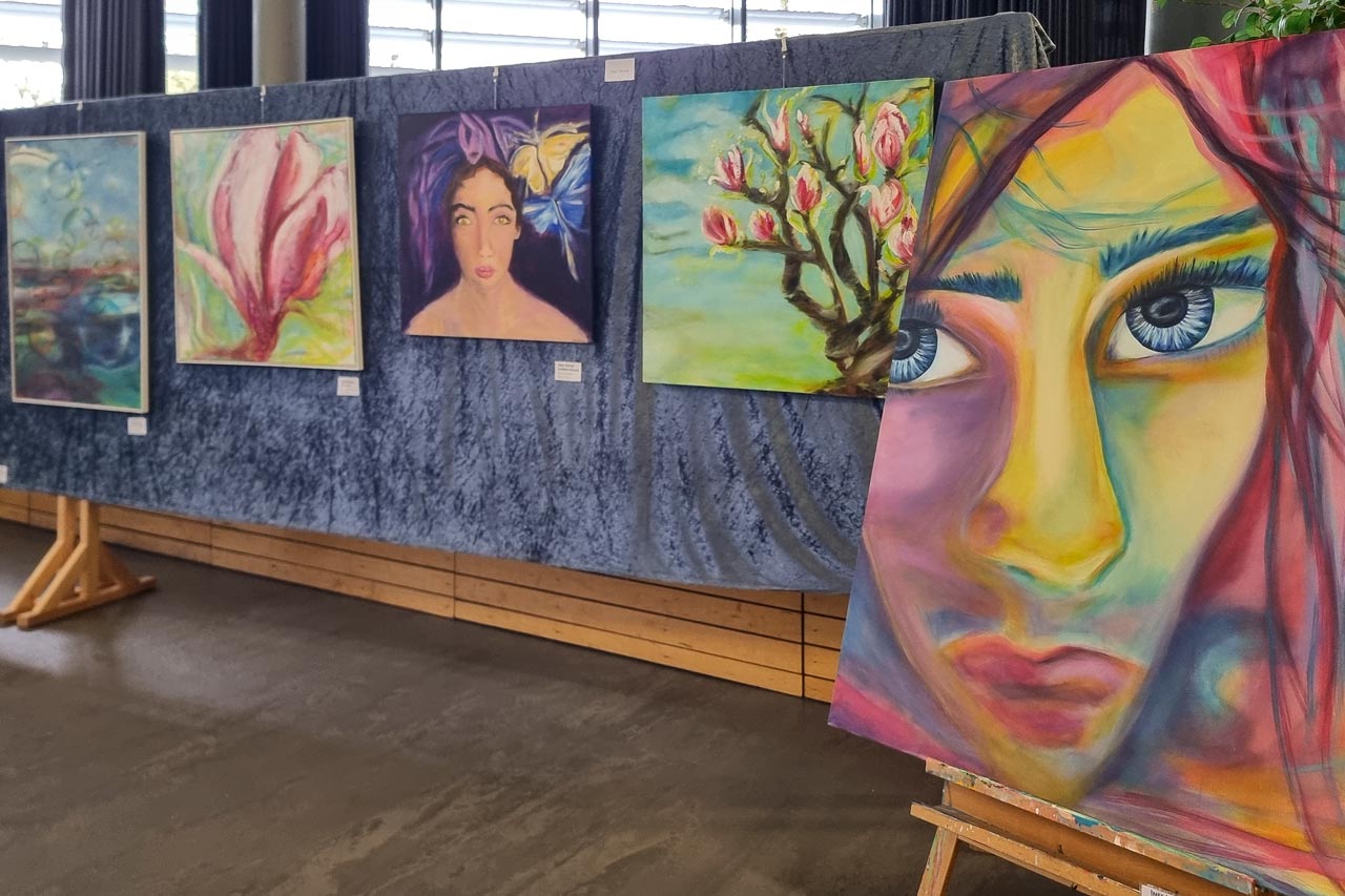 Die Oldenburger Künstlergruppe stellt in der Oberschule Ofenerdiek aus.