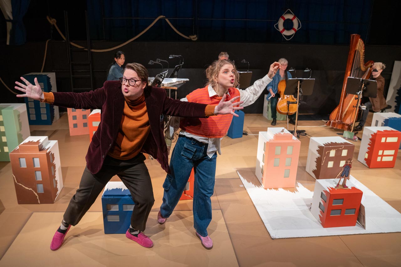 Das Kindermusiktheater „Peggy Packer“ von Jesse Broekman mit Michel Brandt als Erzähler und Stefanie Bruggeling als Peggy ist derzeit im Spielraum des Oldenburgischen Staatstheaters zu sehen.