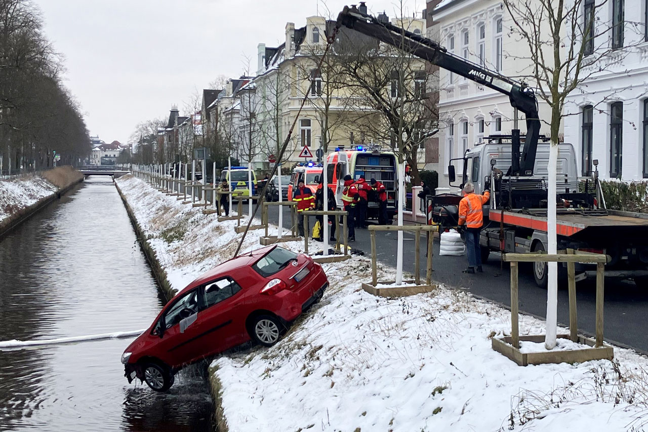 Dank des mutigen Einsatzes eines Augenzeugen konnte der Fahrer dieses Fahrzeugs gerettet werden, nachdem es Anfang Februar infolge eines Verkehrsunfalls in die Haaren geraten war.