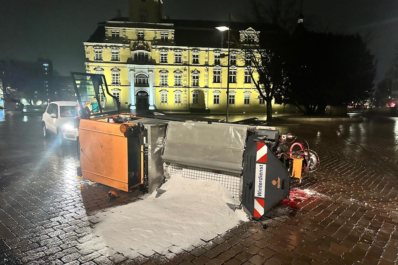 Heute Morgen ist ein Streufahrzeug in der Innenstadt umgekippt.
