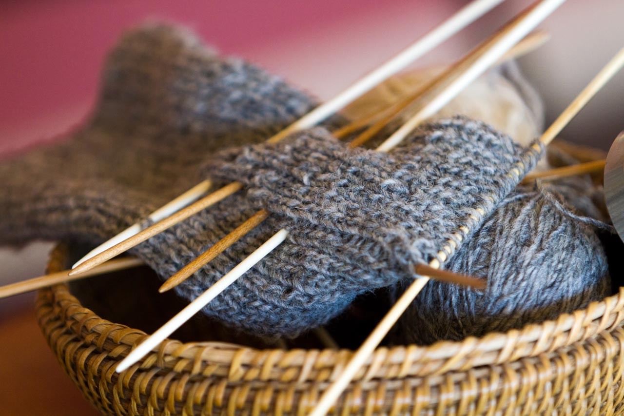 Stricken und Häkeln sind längst nicht mehr nur das Hobby unserer Großmütter, sondern haben sich zu einer modernen Form der Meditation und kreativen Selbstverwirklichung entwickelt.