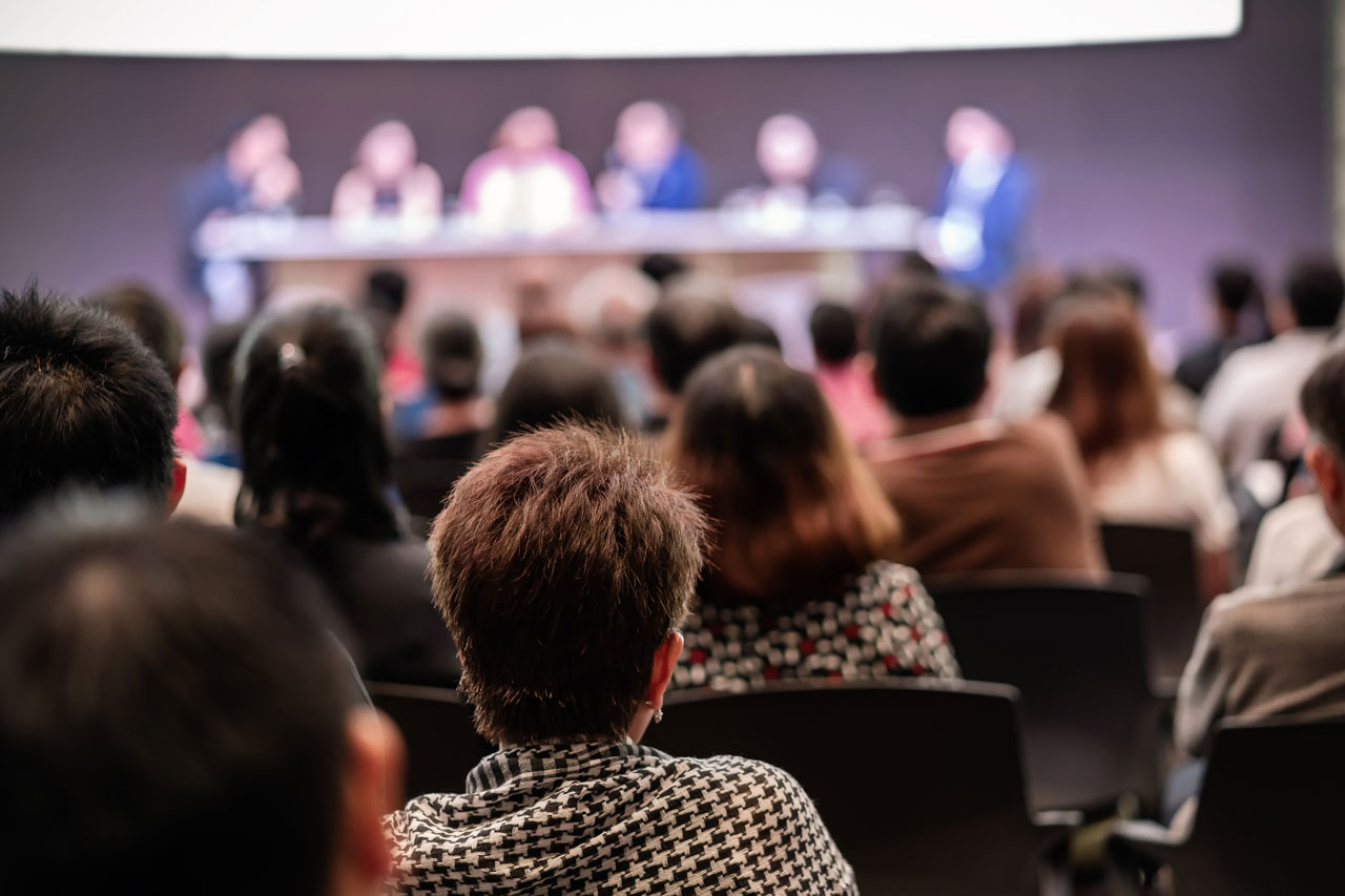 Bei Podiumsrunden geht es nicht nur um die Personen, sondern immer auch um die von ihnen vertretenen Parteien.