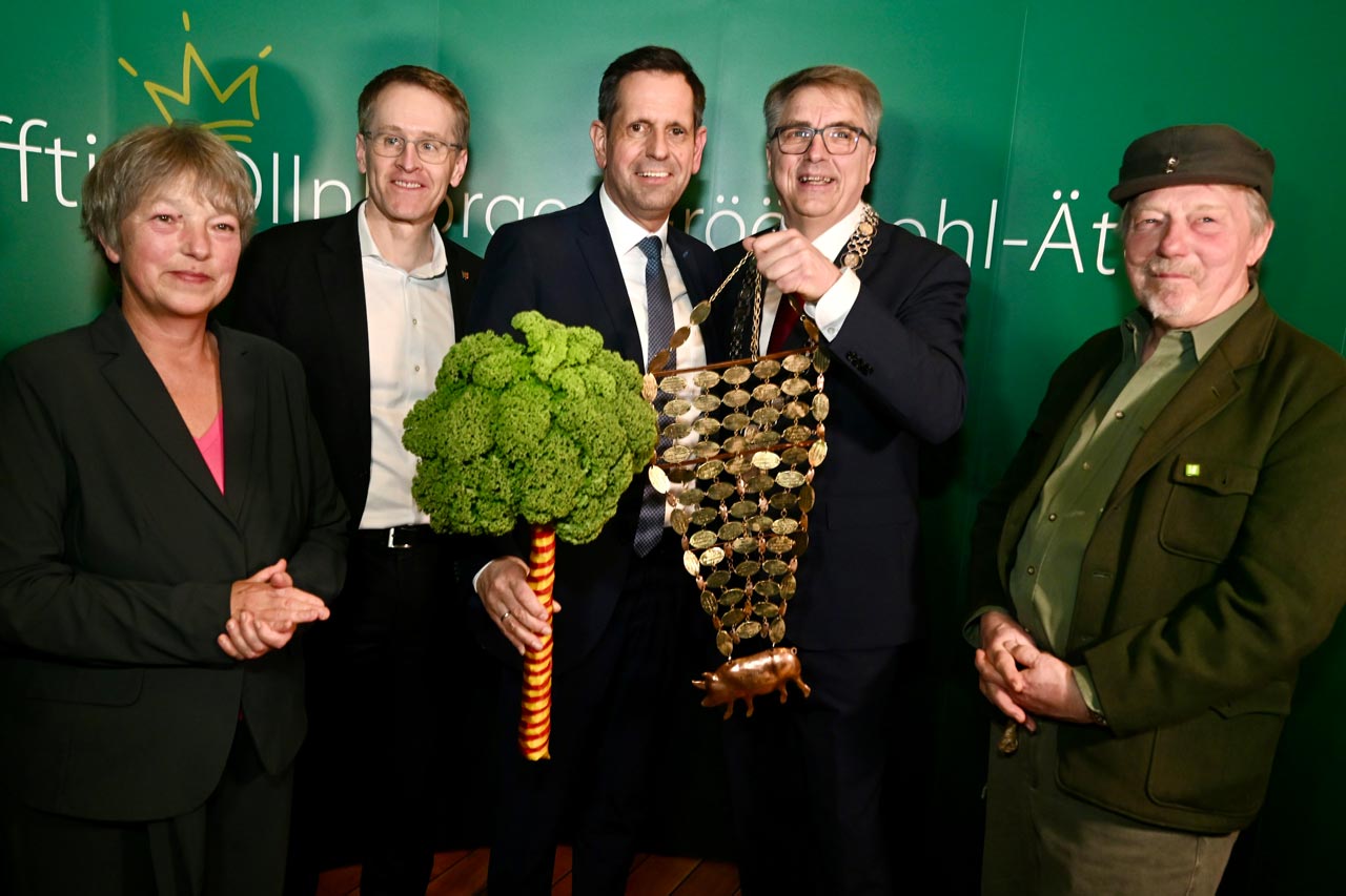 Oberbürgermeister Jürgen Krogmann mit dem alten und neuen Kohlkönig, Daniel Günther und Olaf Lies, sowie Landtagspräsidentin Hanna Naber und dem Vorsitzenden des Kurfürsten-Kollegiums, Comedian Dietmar Wischmeyer.