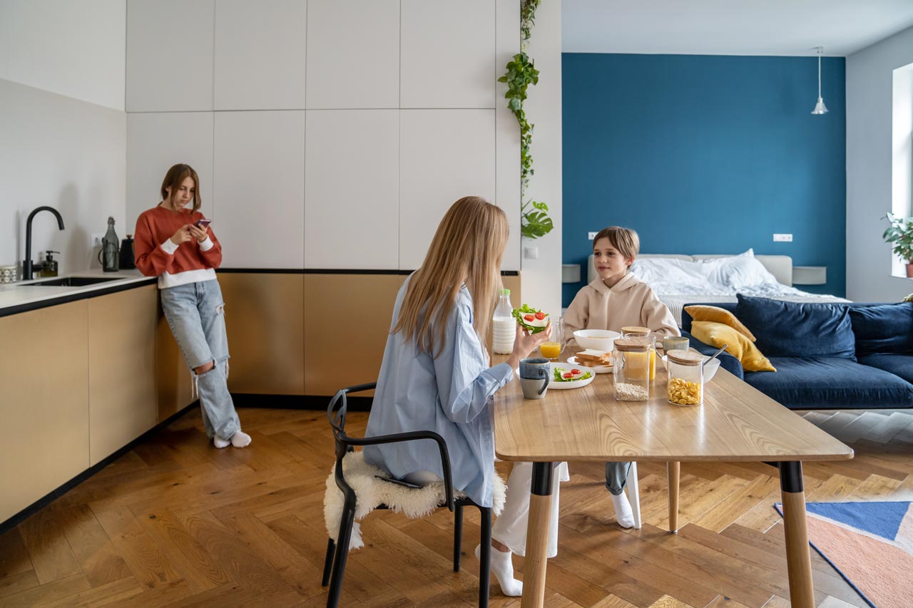 Wohnen auf Zeit beschreibt ein Mietverhältnis, bei dem eine vollständig möblierte und ausgestattete Wohnung für einen befristeten Zeitraum angemietet wird.