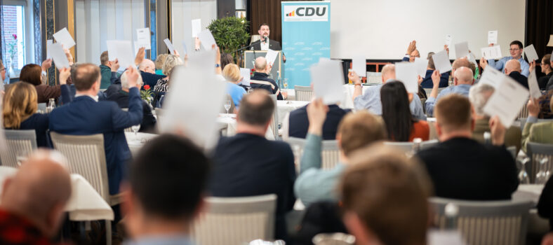 CDU-Mitglieder stimmen über Wahlliste zur Kommunalwahl in Oldenburg ab.