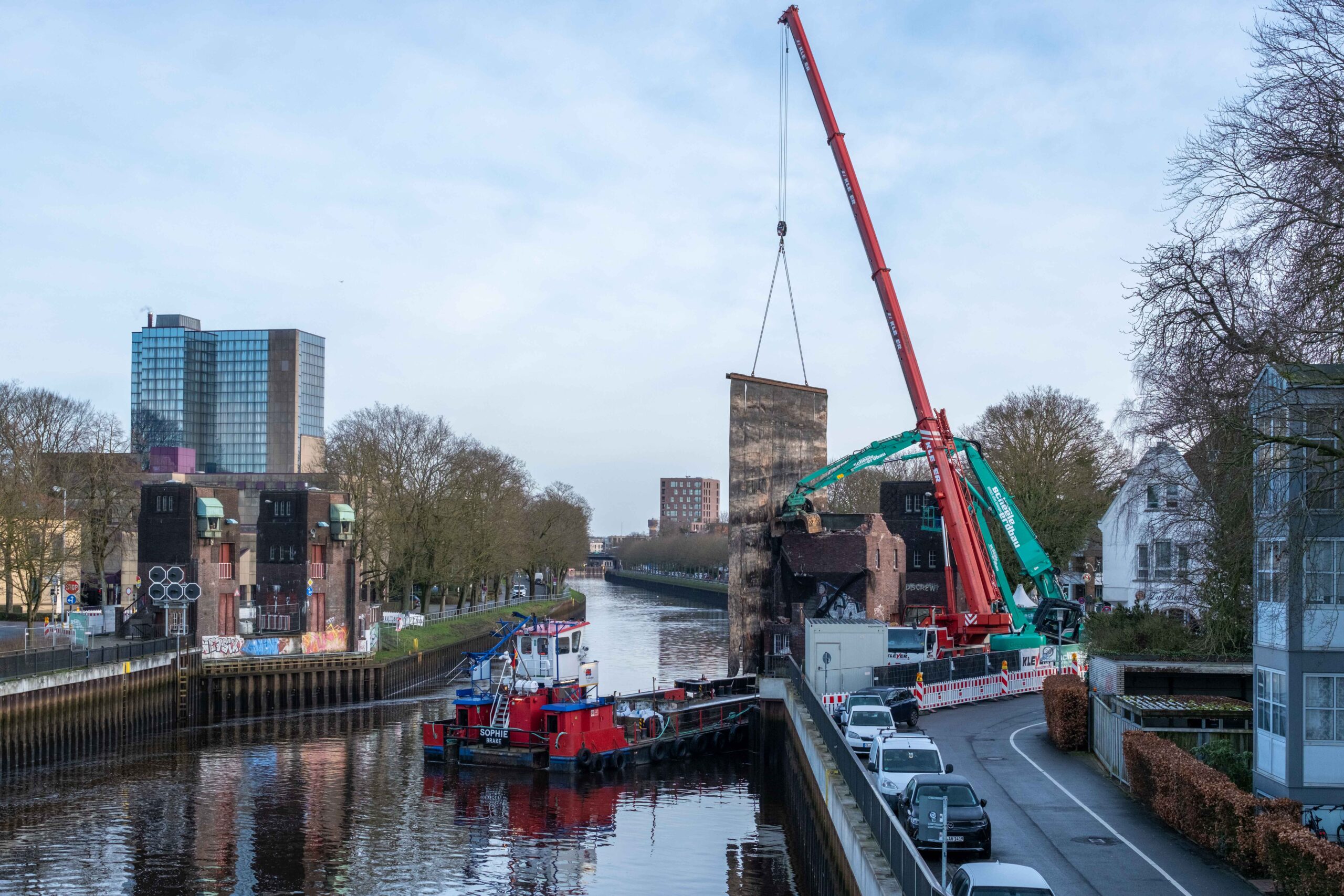 Anfang Januar 2025 wurde mit dem Abriss der Türme der Cäcilienbrücke begonnen. Bis heute gibt es keinen sichtbaren Fortschritt. Der Neubau lässt weiterhin auf sich warten.